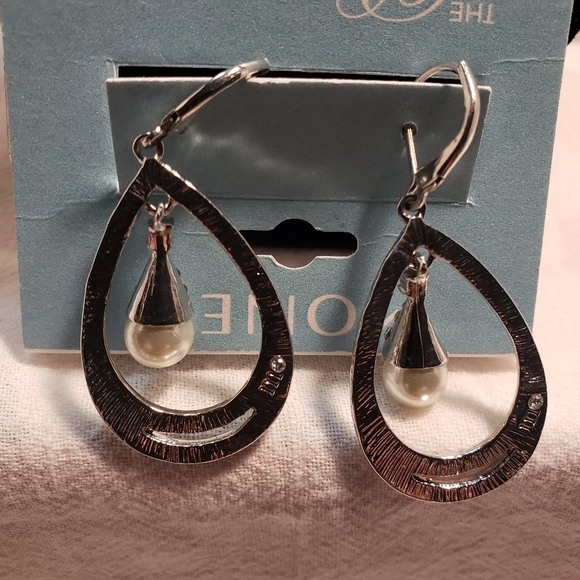 Vintage Monet Bridal Collection Silvertone Cubic Zirconia & Faux Pearl earrings - Picture 3 of 8